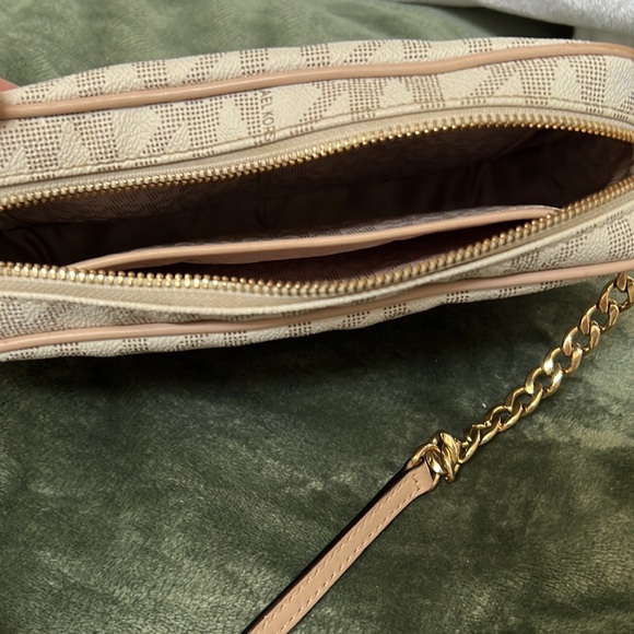 Michael Kors cross body - Picture 5 of 10